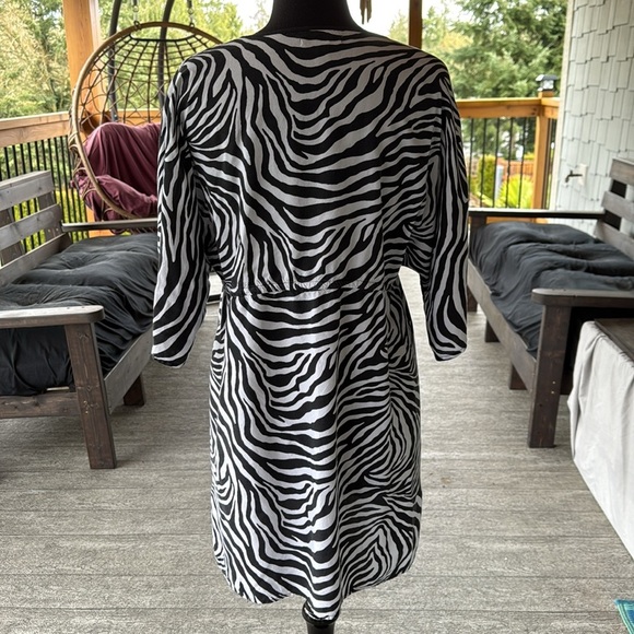 Banana Republic | Deep V- Neck Zebra 🦓 Print Cover up - Picture 5 of 9